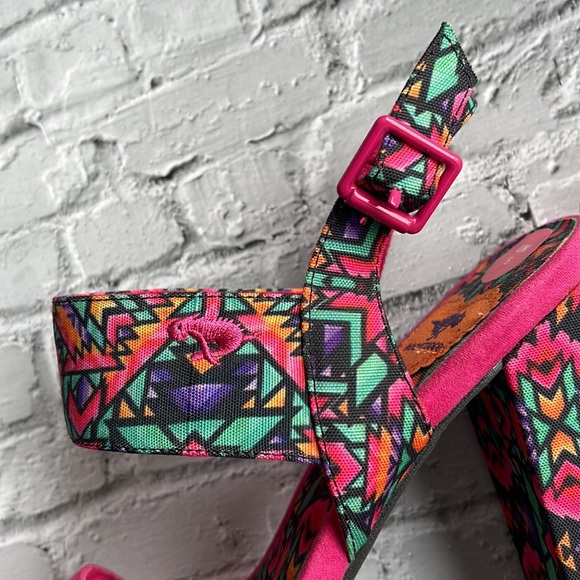 ROCKET DOG | Enhance Your Prance Heels in Bold Southwest - Picture 11 of 14